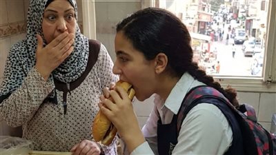 بنتي بترجع من المدرسه كل يوم وهي جعانه